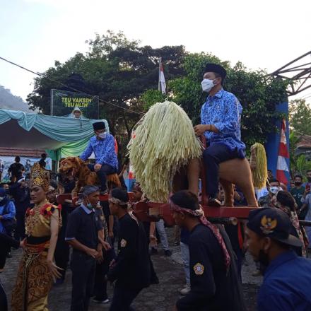 BUNGA DESA KE 6 BUPATI BANDUNG DI DESA CIHERANG KECAMATAN NAGREG